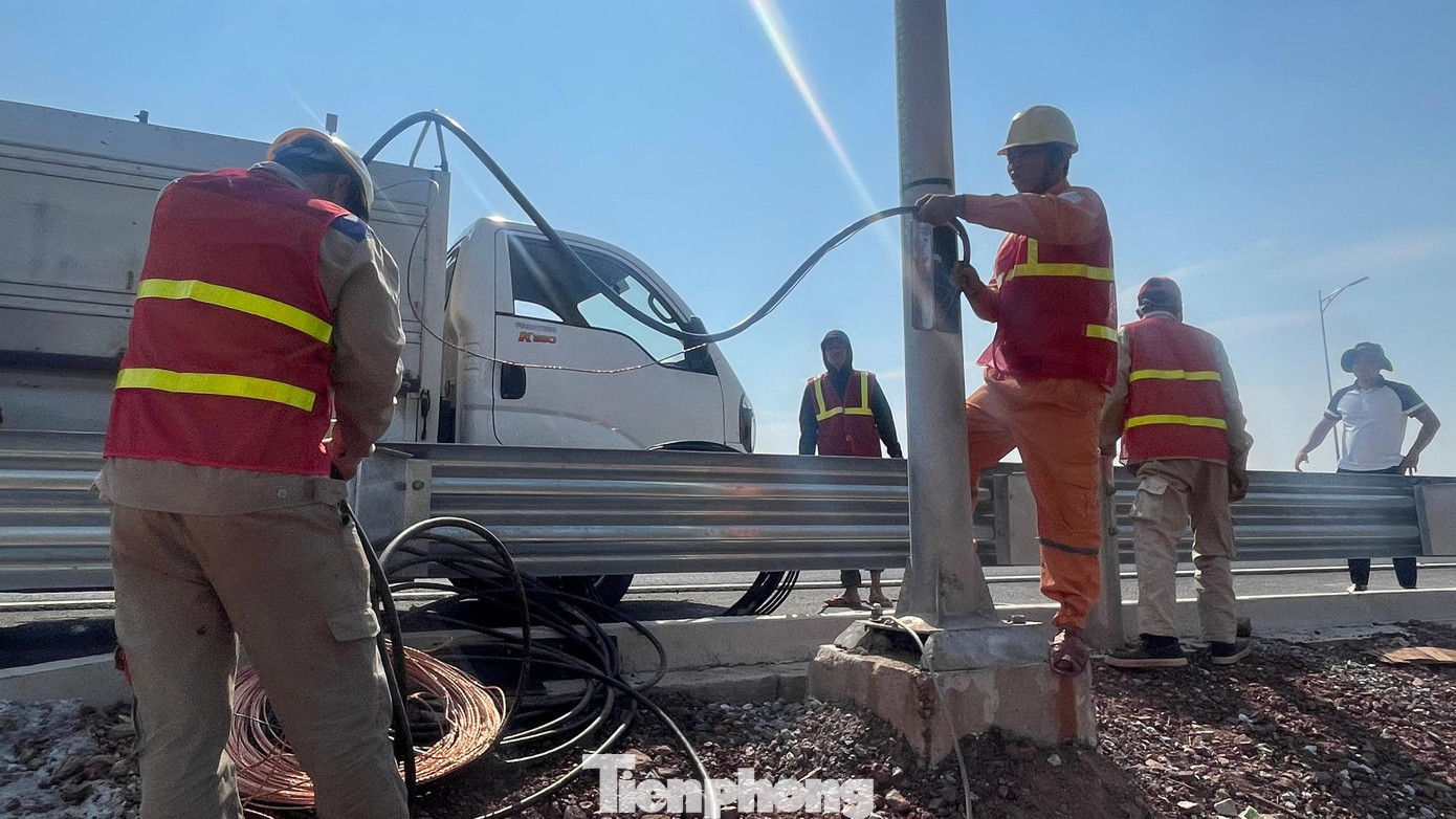 Nhà thầu tập trung khắc phục, thực hiện thay thế thiết bị và đưa vào vận hành hệ thống điện trong thời gian sớm nhất có thể. Nhà thầu tập trung khắc phục, thực hiện thay thế thiết bị và đưa vào vận hành hệ thống điện trong thời gian sớm nhất có thể.