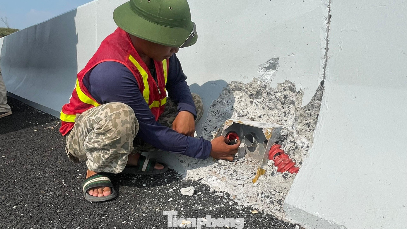 Hệ thống điện chiếu sáng trên tuyến cao tốc Vân Đồn - Móng Cái (Quảng Ninh) đang bị mất cắp. Hệ thống điện chiếu sáng trên tuyến cao tốc Vân Đồn - Móng Cái (Quảng Ninh) đang bị mất cắp.