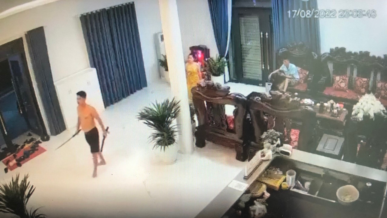Ngày 17/8/2022, ông S. đã từng cầm dao kiếm xông vào nhà của ông Công và đe dọa gia đình ông. (Ảnh chụp từ camera gia đình ông Công). Ngày 17/8/2022, ông S. đã từng cầm dao kiếm xông vào nhà của ông Công và đe dọa gia đình ông. (Ảnh chụp từ camera gia đình ông Công).