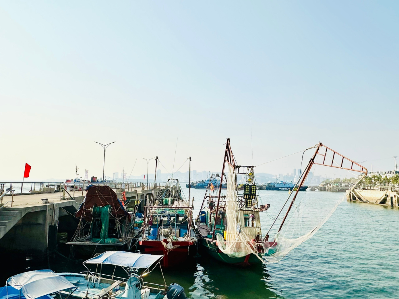 Các phương tiện đánh bắt trái phép trong vùng lõi vịnh Hạ Long bị bắt giữ.