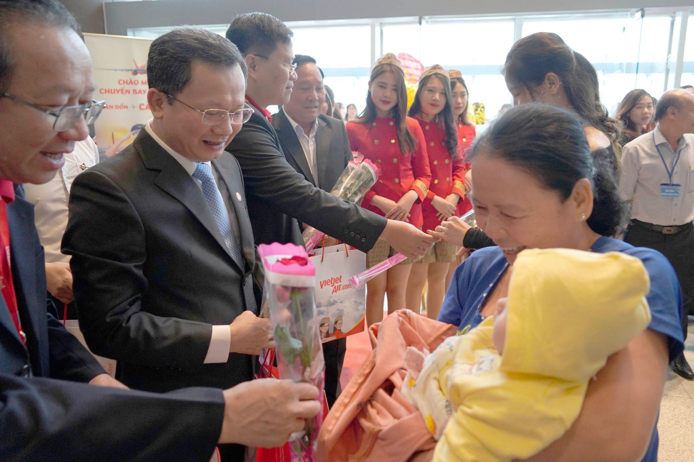 Quyền Chủ tịch UBND tỉnh Quảng Ninh Cao Tường Huy tặng hoa hành khách đến từ Cần Thơ. Quyền Chủ tịch UBND tỉnh Quảng Ninh Cao Tường Huy tặng hoa hành khách đến từ Cần Thơ.