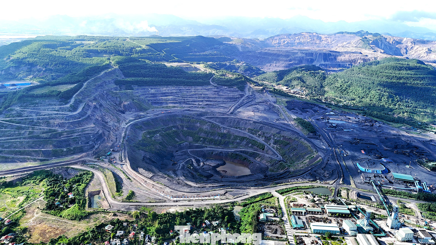 Quảng Ninh biến khai trường than hoàn nguyên thành khu đô thị có sân golf. Ảnh: Hoàng Dương. Quảng Ninh biến khai trường than hoàn nguyên thành khu đô thị có sân golf. Ảnh: Hoàng Dương.