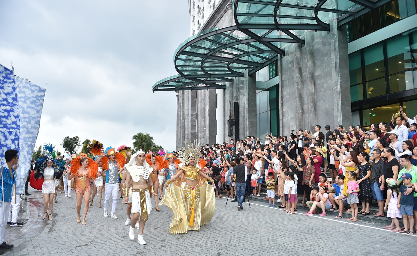 Người dân háo hức xem lễ hội đường phố ở Quảng Ninh. Người dân háo hức xem lễ hội đường phố ở Quảng Ninh.