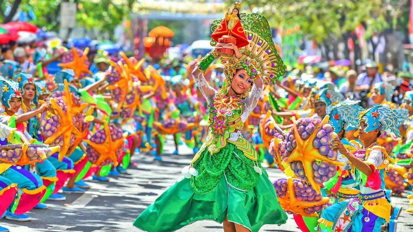 Carnaval Hạ Long là nét văn hóa đặc sắc của người Quảng Ninh. Carnaval Hạ Long là nét văn hóa đặc sắc của người Quảng Ninh.
