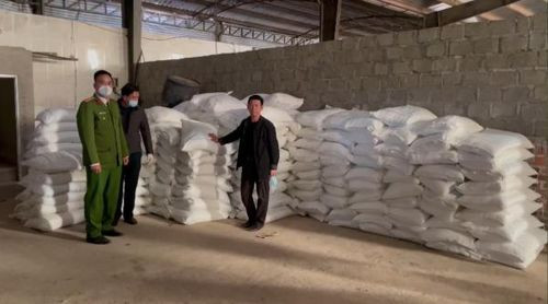 13 tấn phụ gia để chế biến lòng lợn thối. 13 tấn phụ gia để chế biến lòng lợn thối.