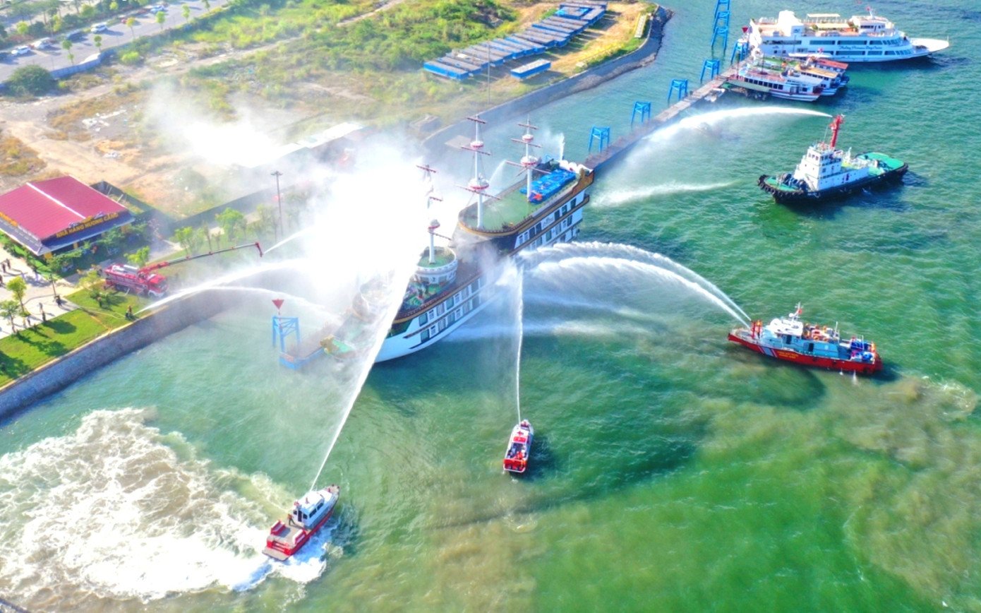 Các lực lượng Quảng Ninh diễn tập PCCC năm 2021. (Ảnh VOV)