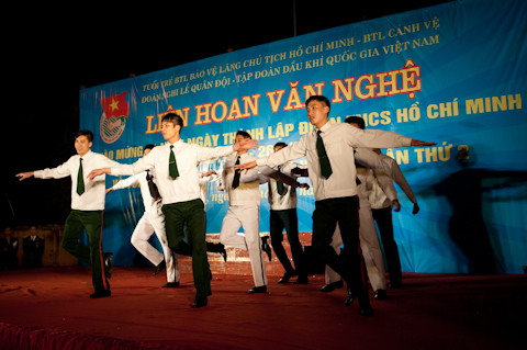 Tiết mục khiêu vụ Những bình nhì trên thao trường.