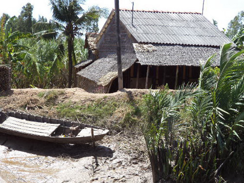 Nhà bà ngoại cháu V. và L., nơi hai cháu sống với nhau suốt mấy ngày Tết . Nhà bà ngoại cháu V. và L., nơi hai cháu sống với nhau suốt mấy ngày Tết