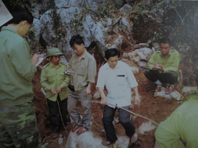 Đoàn công tác đo đếm tại hiện trường của 3 cây huê bị đốn hạ. Đoàn công tác đo đếm tại hiện trường của 3 cây huê bị đốn hạ