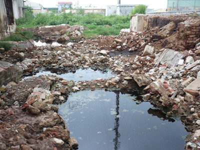 Sau cơn mưa, nước thải xung quanh nhà máy Cồn rượu Hà Tây nổi lên màu . Sau cơn mưa, nước thải xung quanh nhà máy Cồn rượu Hà Tây nổi lên màu