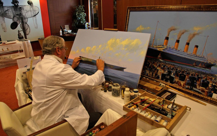Chuyên gia hàng hải James Allen đang xem bức tranh hành trình của Titanic tới New York.
