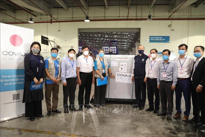 Thứ trưởng Bộ Y tế Đỗ Xuân Tuyên nhận lô vắc xin đầu tiên từ COVAX Facility. Ảnh: Minh Quyết/TTXVN