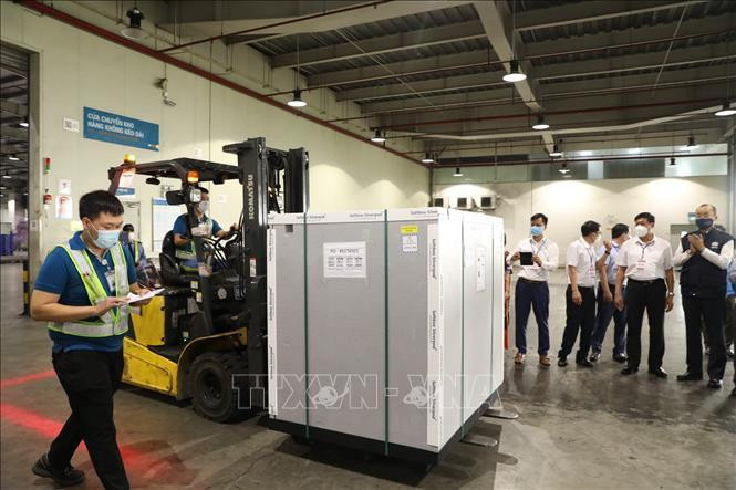 Lô vắc xin đầu tiên từ COVAX Facility đã về đến Việt Nam. Ảnh: TTXVN phát
