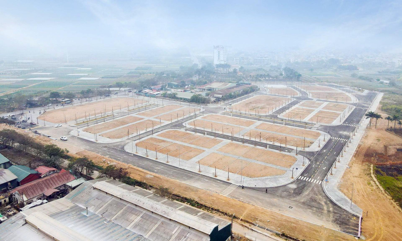 Dự án xây dựng HTKT khu đấu giá quyền sử dụng đất phía Đông Nam thôn Cổ Dương – xã Tiên Dương, dù mới được UBND TP Hà Nội phê duyệt kết quả trúng đấu quá với mức chỉ hơn 20 triệu đồng m2 cho nhà đầu tư là Công ty Cổ phần phát triển nhà ở Bắc Từ Liêm với diện tích 16.182,19m2 để xây dựng nhà ở liền kề, biệt thự, nhà cao tầng nhưng hiện được chào bán trên 100 triệu đồng m2 cả tiền xây dựng. Dự án xây dựng HTKT khu đấu giá quyền sử dụng đất phía Đông Nam thôn Cổ Dương – xã Tiên Dương, dù mới được UBND TP Hà Nội phê duyệt kết quả trúng đấu quá với mức chỉ hơn 20 triệu đồng m2 cho nhà đầu tư là Công ty Cổ phần phát triển nhà ở Bắc Từ Liêm với diện tích 16.182,19m2 để xây dựng nhà ở liền kề, biệt thự, nhà cao tầng nhưng hiện được chào bán trên 100 triệu đồng m2 cả tiền xây dựng.