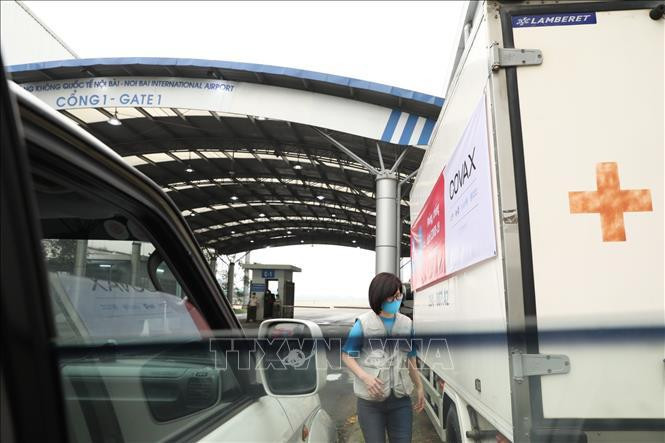 Đoàn công tác của Bộ Y tế đến sân bay quốc tế Nội Bài (Hà Nội) để tiếp nhận lô vắc xin từ COVAX Facility, sáng 1/4/2021. Ảnh: Minh Quyết/TTXVN