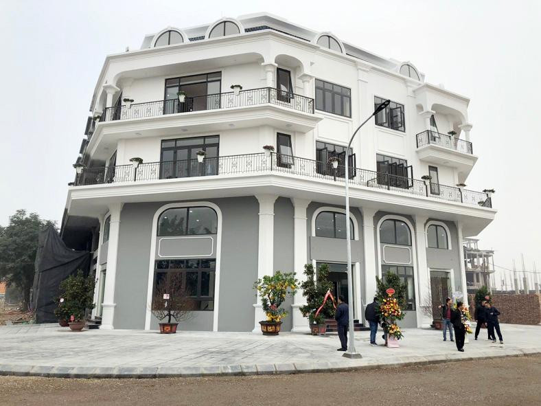 Dự án khu nhà ở Uy Nỗ, với tên thương mại Calyx Residence của chủ đầu tư Tổng công ty 319, chuyển đổi là Trường Trung cấp kỹ thuật PK– KQ đường Cổ Loa, Uy Lỗ với tổng diện tích dự án 9,86 ha. Hiện đang hoàn thiện khu nhà mẫu và hạ tầng nhưng đã được các sàn chào bán, nhận đặt chỗ giá từ 50-110 triệu m2 tiền đất chưa tính tiền xây dựng nhà. Dự án khu nhà ở Uy Nỗ, với tên thương mại Calyx Residence của chủ đầu tư Tổng công ty 319, chuyển đổi là Trường Trung cấp kỹ thuật PK– KQ đường Cổ Loa, Uy Lỗ với tổng diện tích dự án 9,86 ha. Hiện đang hoàn thiện khu nhà mẫu và hạ tầng nhưng đã được các sàn chào bán, nhận đặt chỗ giá từ 50-110 triệu m2 tiền đất chưa tính tiền xây dựng nhà.