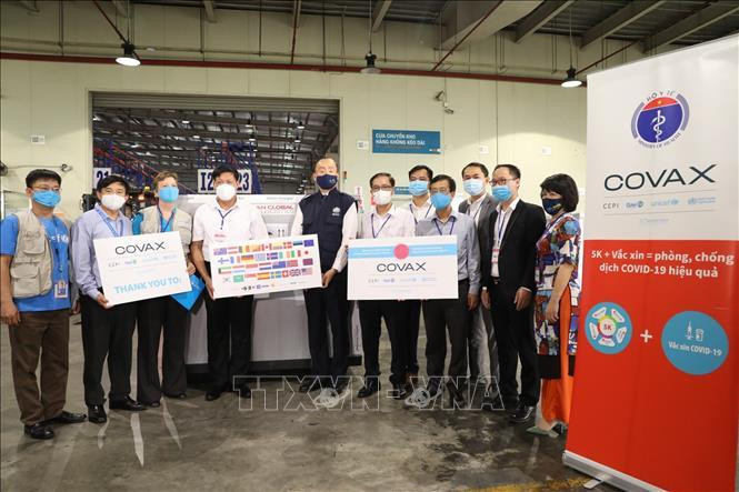 Thứ trưởng Bộ Y tế Đỗ Xuân Tuyên, Trưởng Đại diện Tổ chức Y tế Thế giới tại Việt Nam Kydong Park và các đơn chị chức năng nhận lô vắc xin đầu tiên từ COVAX Facility. Ảnh: Minh Quyết/TTXVN