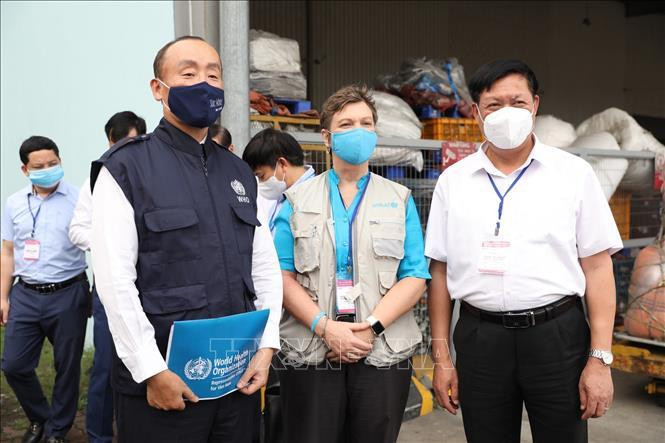Tiến sĩ Kidong Park (bên trái), Trưởng Đại diện Tổ chức Y tế Thế giới (WHO) tại Việt Nam cùng Thứ trưởng Bộ Y tế Đỗ Xuân Tuyên (bên phải) đến sân bay quốc tế Nội Bài tiếp nhận lô vắc xin đầu tiên từ COVAX Facility. Ảnh: Minh Quyết/TTXVN