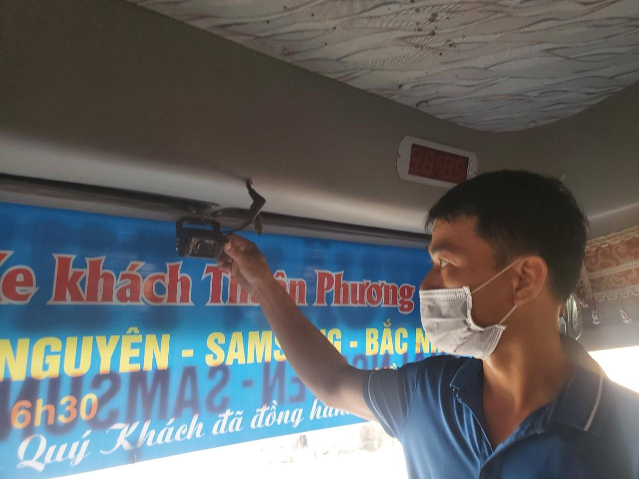 Nhiều nhà xe đã tuân thủ lắp đặt camera để giám sát trong xe. Camera có chức năng phát hiện hành khách không đeo khẩu trang, vi phạm khoảng cách để cơ quan chức năng giám sát.