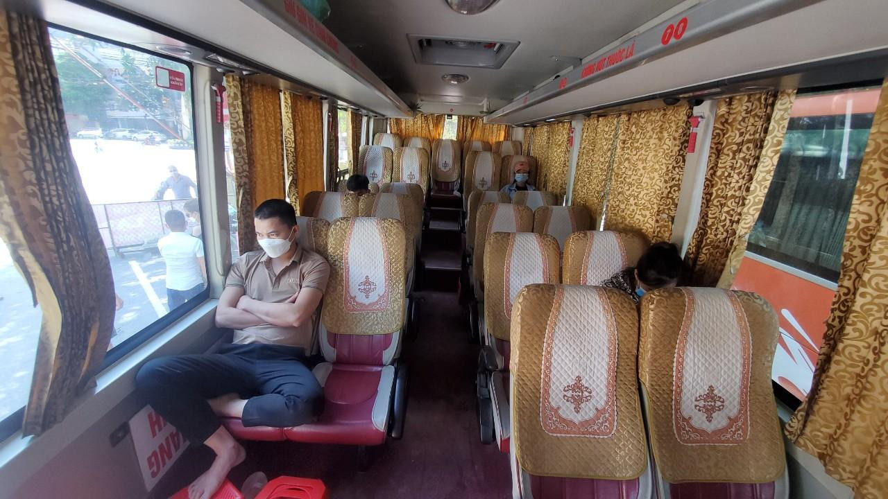 Trong xe, khách được phân bổ ngồi đảm bảo khoảng cách. Khách đi liên tỉnh phải có giấy xét nghiệm âm tính với Sars-CoV-2.