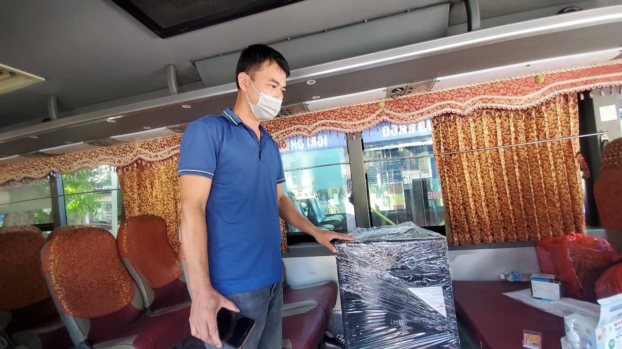 Tuy nhiên, doanh thu của các nhà xe còn thấp, phải tăng thu nhập bằng cách chở thêm hàng hóa. "Hiện ở miền Bắc chỉ có Bắc Ninh, Cao Bằng, Thái Nguyên và một số tỉnh cho xe chạy liên tỉnh nên lượng khách và xe rất ít" - ông Nguyễn Thế Nhân, Giám đốc Ban quản lý các bến xe tỉnh Bắc Ninh cho hay.