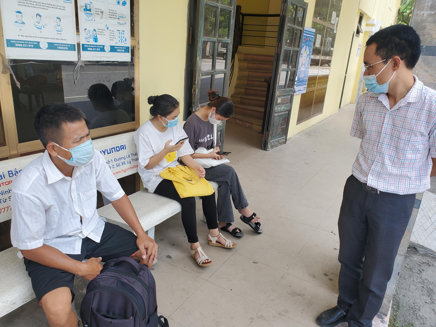 Ông Nguyễn Thế Nhân, Giám đốc Ban Quản lý các Bến xe tỉnh Bắc Ninh (thuộc Sở GTVT Bắc Ninh, phụ trách bến xe Bắc Ninh) cho hay: Bình thường, bến đón 2000 lượt khách/ngày, nay mới có khoảng 100-200 khách/ngày. Công việc còn nhiều khó khăn (25 cán bộ của bến nhiều tháng qua không có lương), nhưng vẫn cố gắng hoạt động. Hành khách cũng được hưởng lợi vì di chuyển với giá rẻ.