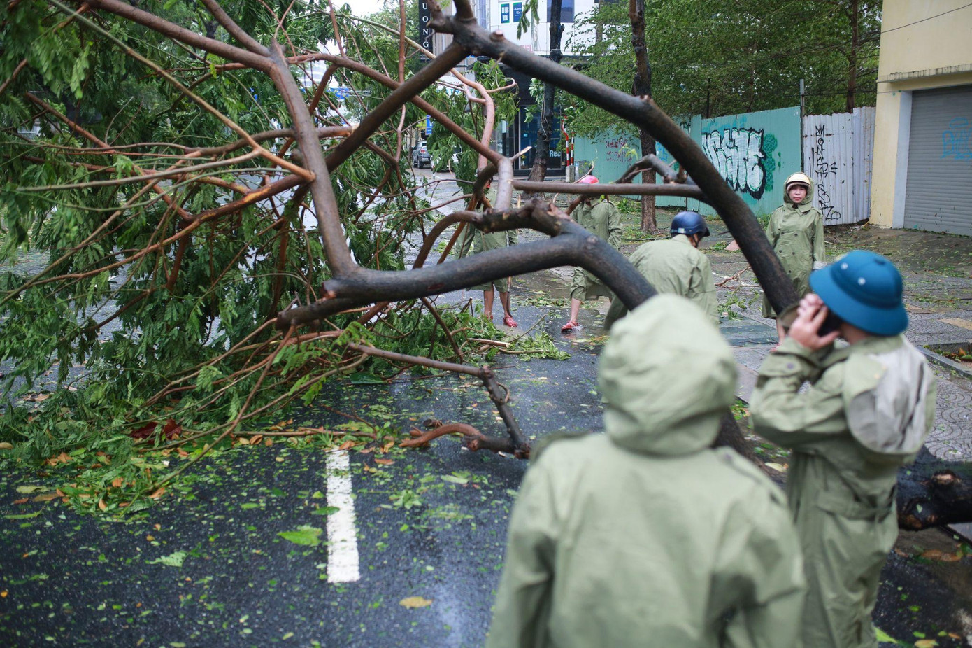 Thủ tướng Phạm Minh Chính: Không để người dân đói rét, không có chỗ ở sau bão lũ ảnh 35