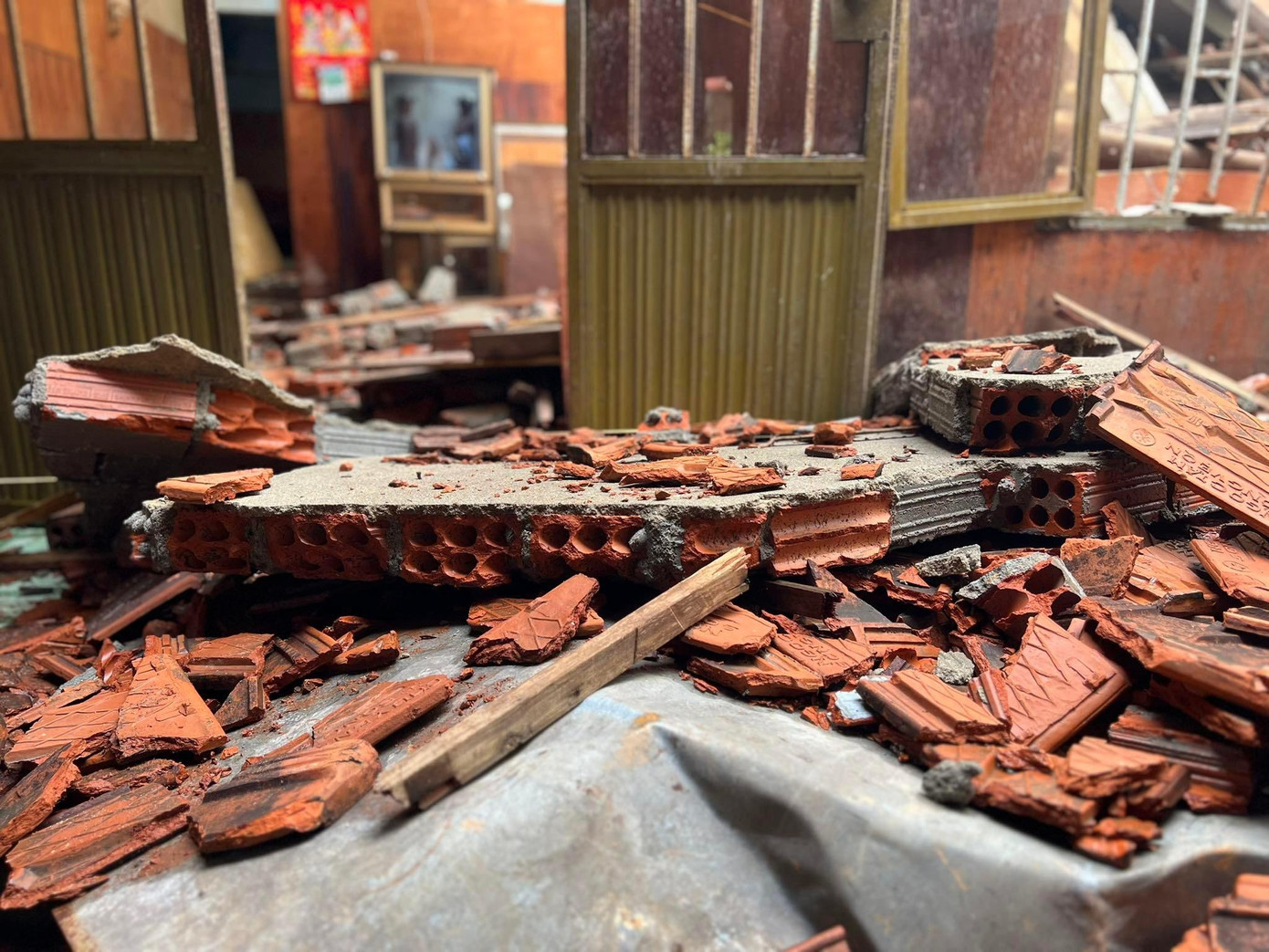 Anh Hà cho hay, vào lúc 22 giờ 40 phút đêm (27/9), trong lúc hai vợ chồng đang ngủ thì bức tường của nhà bên cạnh bất ngờ đổ sập đè lên mái nhà anh Hà.