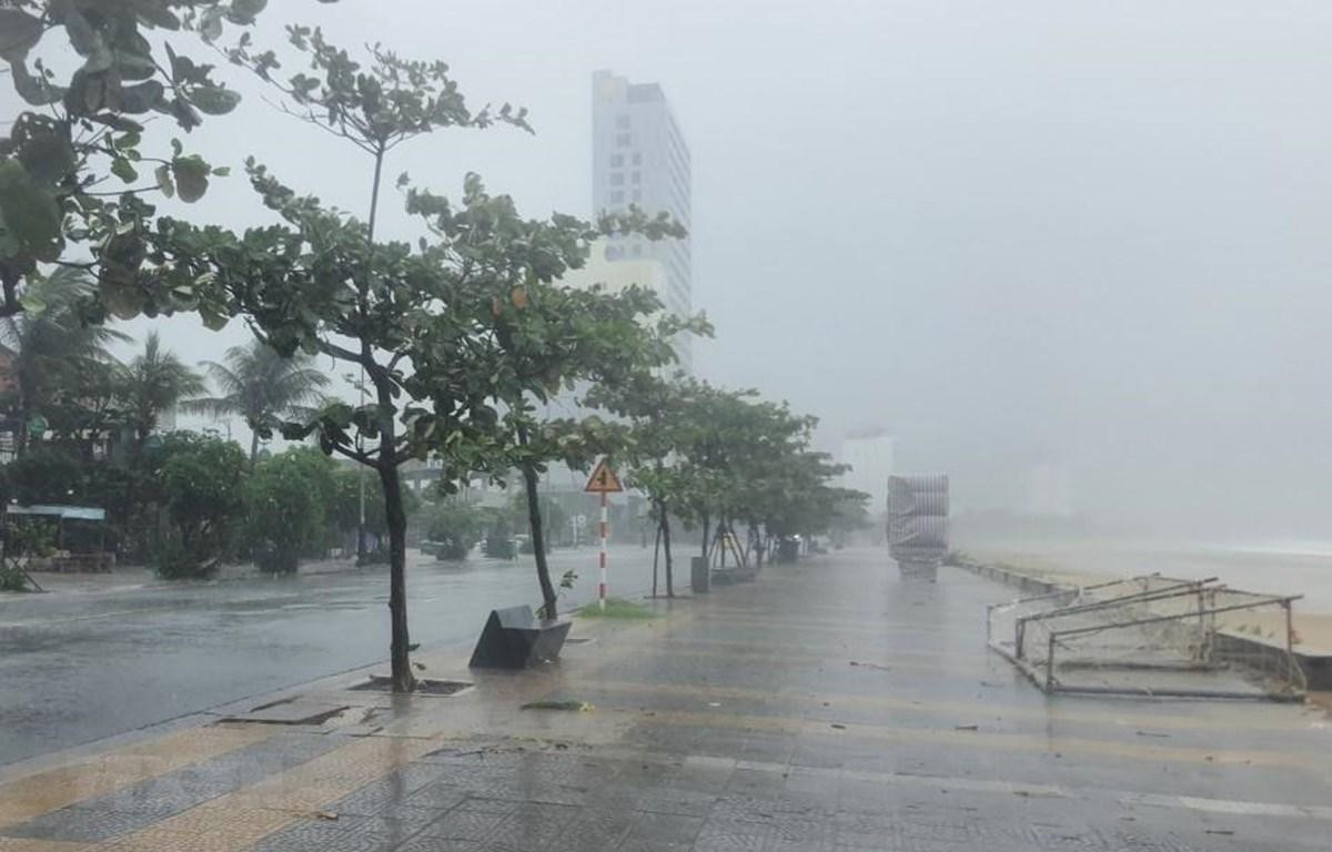 Gió giật mạnh liên hồi kèm theo mưa lớn khu vực ven biển Mỹ Khê, Đà Nẵng. (Ảnh: TTXVN)