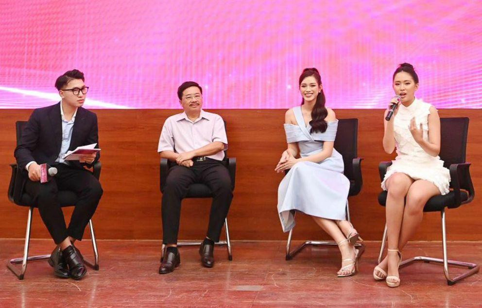 Các vị khách mời tại tour tuyển sinh tại Học viện Thanh Thiếu niên Việt Nam