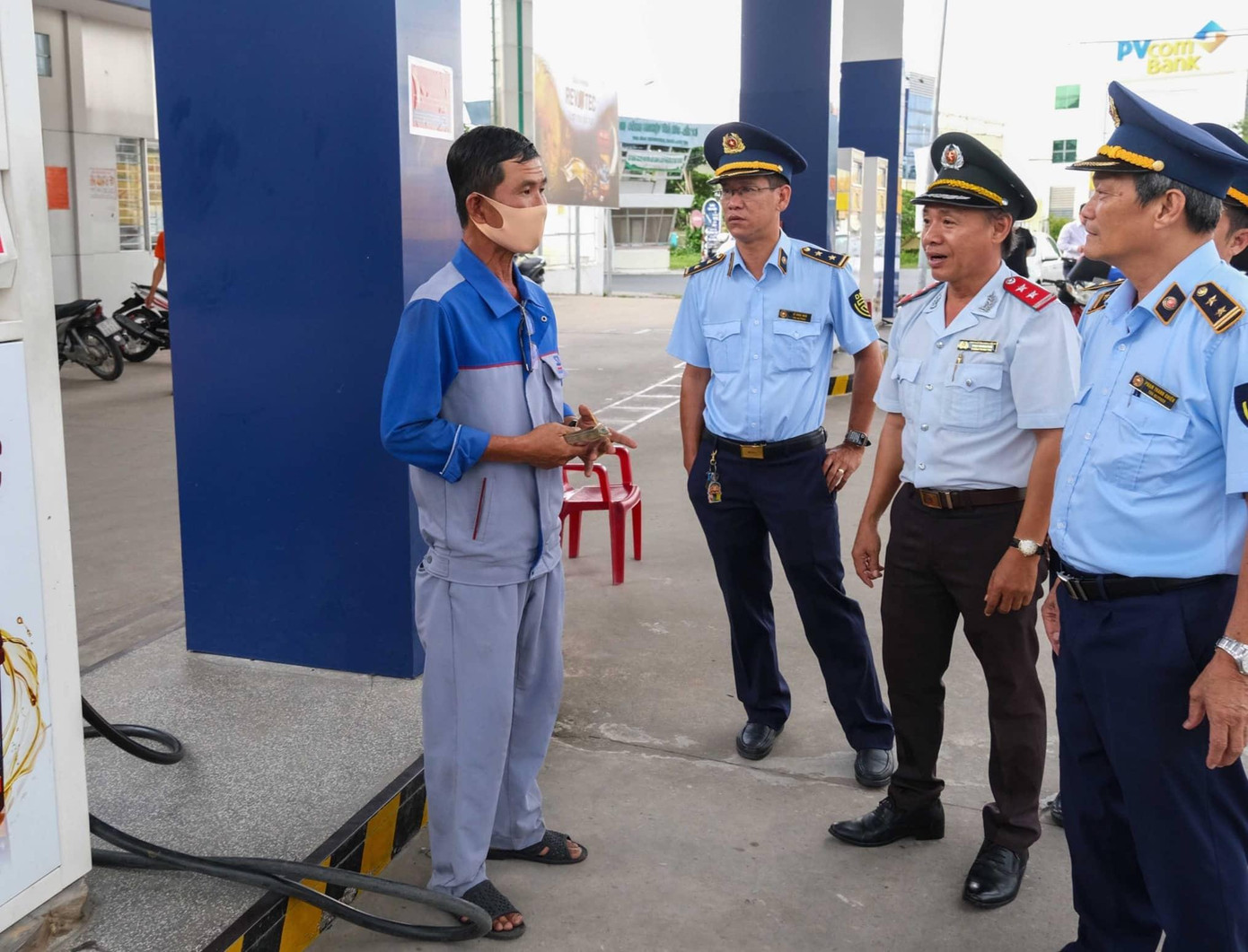 Lực lượng chức năng TP Cần Thơ kiểm tra các cửa hàng xăng dầu.