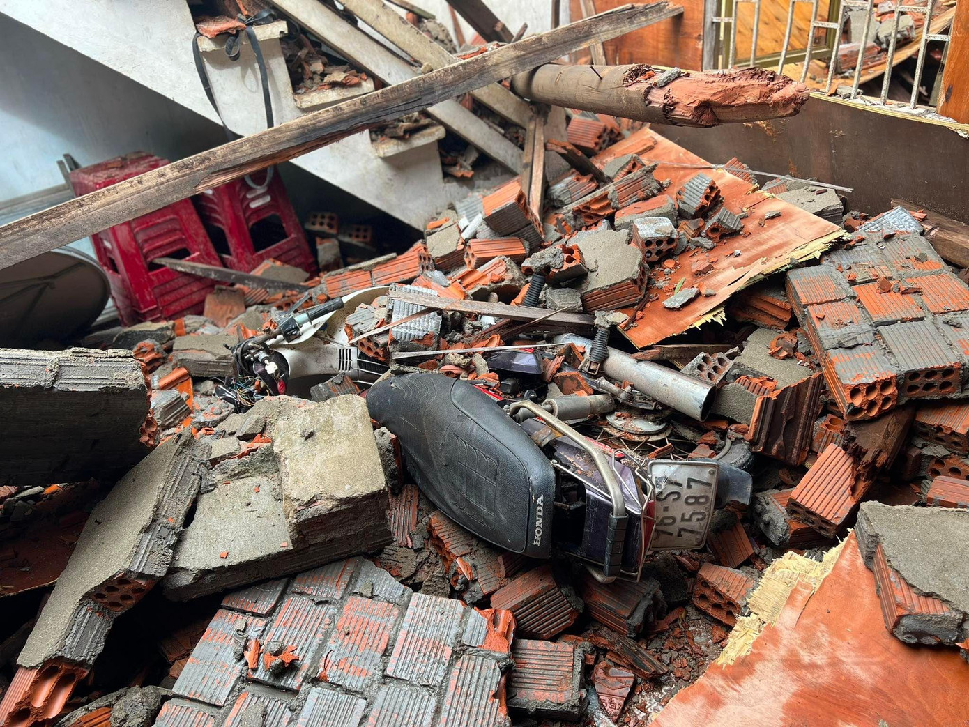 “Chiếc xe máy cùng một số vật dụng trong nhà điều bị tường đè hư hỏng hết. Dành dụm bao nhiêu năm giờ bão vào lấy đi hết…”, anh Hà tâm sự. Ảnh: Nguyễn Ngọc