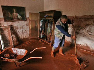 Bùn đỏ tràn ngập khắp nhà. Bùn đỏ tràn ngập khắp nhà