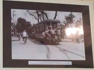 Hình ảnh quen thuộc Hà Nội một thời, được dùng để trang trí cho một nhà hàng hồi nhớ thời bao cấp