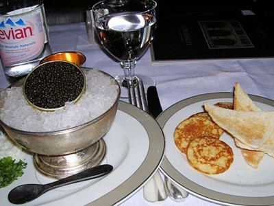 Một bữa ăn “đơn giản” như thế này, nhưng với hộp trứng cá tầm beluga thượng hạng sẽ trị giá khoảng 4.000USD