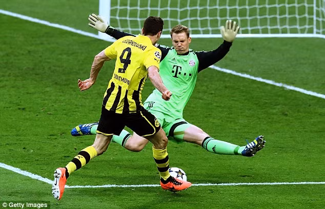 Thủ môn Manuel Neuer có màn trình diễn xuất sắc, giúp Bayern giữ sạch lưới trong hiệp đầu trước sức tấn công vũ bão của Borussia Dortmund