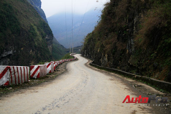 Dùng số 1,2,3 hoac L de phanh động cơ, giảm bớt quán tính xe, hạn chế sử dụng phanh 