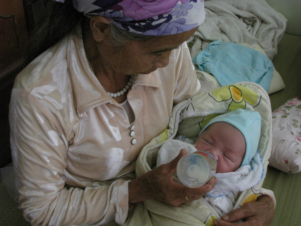 Cháu Trường được cho uống sữa. Ảnh: Trường Phong