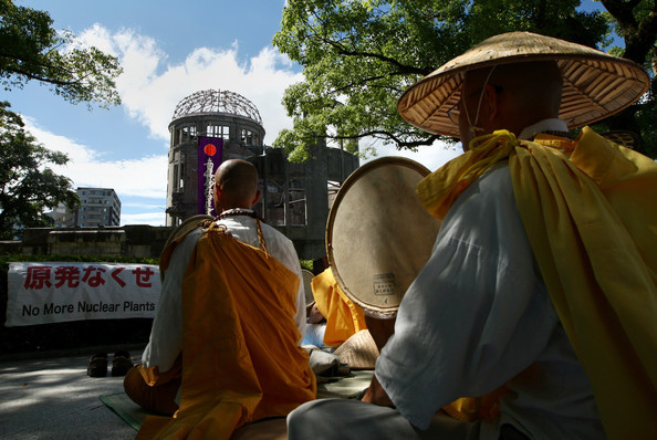 Các thầy sư ngồi trên đường phố cùng cầu nguyện cho các nạn nhân vụ ném bom nguyên tử. Các thầy sư ngồi trên đường phố cùng cầu nguyện cho các nạn nhân vụ ném bom nguyên tử