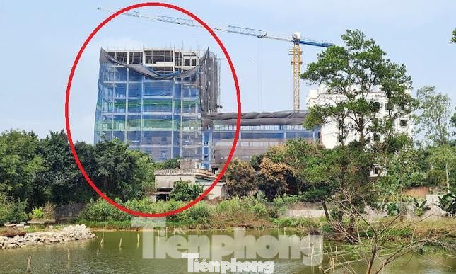 Tại Luật Thủ đô sửa đổi, UBND TP Hà Nội đề xuất cắt điện, nước đối với các công trình, cơ sở sản xuất, kinh doanh vi phạm trật tự xây dựng và phòng cháy, chữa cháy. Trong ảnh: Dù chỉ được cấp phép xây nhà trên đất ở nhưng chủ đầu tư công trình ở thôn Đồi Vua (xã Sơn Đông, thị xã Sơn Tây, Hà Nội) ngang nhiên xây thêm công trình có quy mô khủng cao 9 tầng (phần khoanh đỏ - PV) trên đất trồng cây lâu năm. Tại Luật Thủ đô sửa đổi, UBND TP Hà Nội đề xuất cắt điện, nước đối với các công trình, cơ sở sản xuất, kinh doanh vi phạm trật tự xây dựng và phòng cháy, chữa cháy. Trong ảnh: Dù chỉ được cấp phép xây nhà trên đất ở nhưng chủ đầu tư công trình ở thôn Đồi Vua (xã Sơn Đông, thị xã Sơn Tây, Hà Nội) ngang nhiên xây thêm công trình có quy mô khủng cao 9 tầng (phần khoanh đỏ - PV) trên đất trồng cây lâu năm.