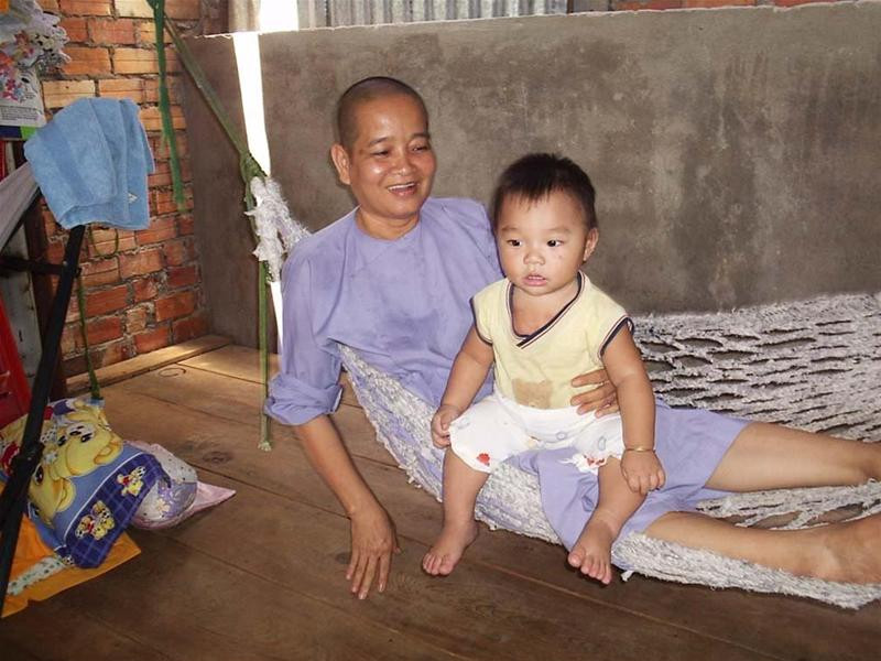 Sư cô Tâm Niệm và một cháu bé được cưu mang từ hài nhi