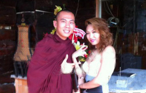 Pháp Định tạo dáng rất teen bên diễn viên, ca sĩ Phi Thanh Vân