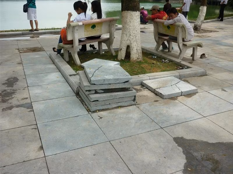 Đống gạch bị nứt vỡ. Ảnh: HT Đống gạch bị nứt vỡ. Ảnh: HT