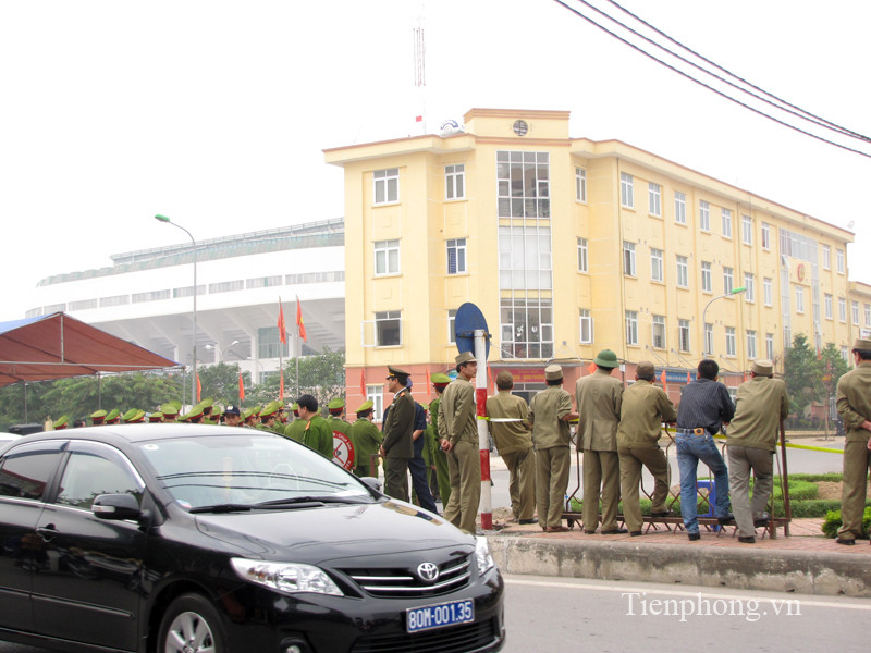 5 tên khủng bố kích động quần chúng nhân dân, nổ súng chiếm trụ sở UBND