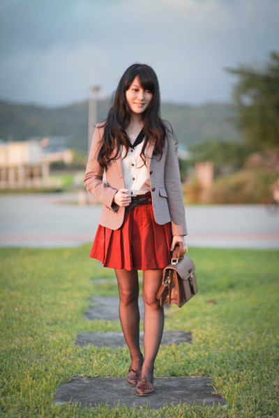 Chân váy chữ A, chân váy xếp ly mang đến một vẻ đẹp nữ tính dễ thương. Phần nơ buộc trên cổ áo hay váy là chi tiết thường thấy trong phong cách thời trang của các cô nàng nữ sinh. Blazer là item đại diện cho phong cách nữ sinh Châu Âu. Diện quần short với áo sơ mi trong ngày đi chơi cùng bạn bè.