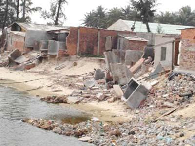 Sóng đánh trôi nhà dân ở tổ 29 Nam Ô (điểm được đánh giá là dễ bị tổn thương nhất Việt Nam) / Ảnh: N.C