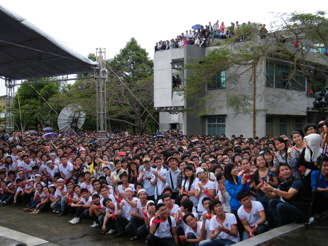 Đông đảo sinh viên đến tham gia cổ vũ cuộc thi tại đầu cầu Trường ĐH Bách khoa Đà Nẵng. Ảnh: Trường Trung