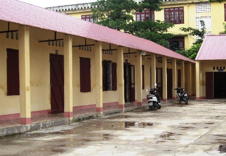 Nhiều phụ huynh không đồng ý đóng tiền “xã hội hoá” để nhà trường trả nợ cho phường khi xây dựng mái tôn, lát nền của các phòng học.. Nhiều phụ huynh không đồng ý đóng tiền “xã hội hoá” để nhà trường trả nợ cho phường khi xây dựng mái tôn, lát nền của các phòng học.