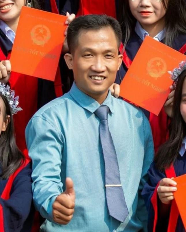 Thầy Trịnh Văn Khoát động viên các bạn học sinh tiếp tục theo đuổi ước mơ bằng "con đường" phù hợp với bản thân. Ảnh: NVCC