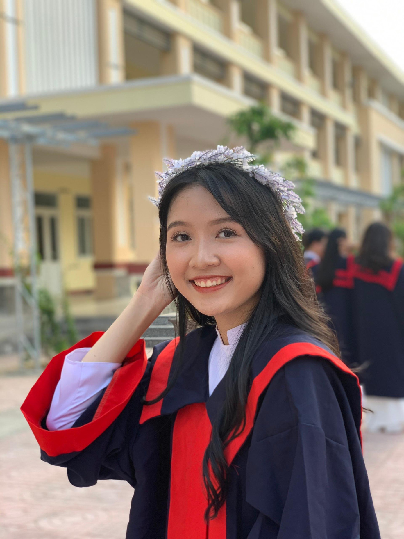 Thay vì ngồi chờ đợi trường nghe máy, Xuân Nghi đã tìm đến sự giúp đỡ của các "cư dân" chung trường. Ảnh: NVCC Thay vì ngồi chờ đợi trường nghe máy, Xuân Nghi đã tìm đến sự giúp đỡ của các "cư dân" chung trường. Ảnh: NVCC